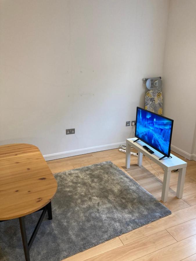 Two Double Bedroom Flat In Soho 런던 외부 사진